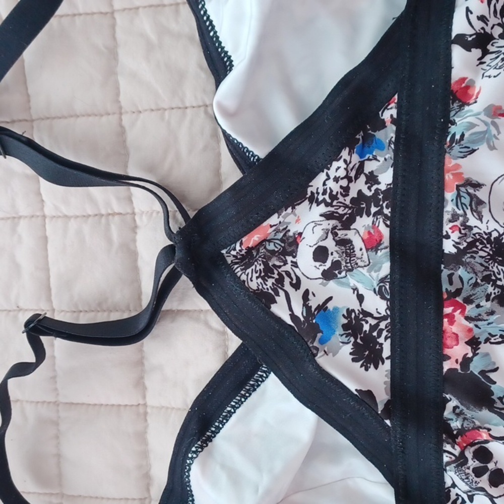 NEW Torrid Curve Size 3 Bralette Black Skulls Floral 18 - Picture 3 of 5